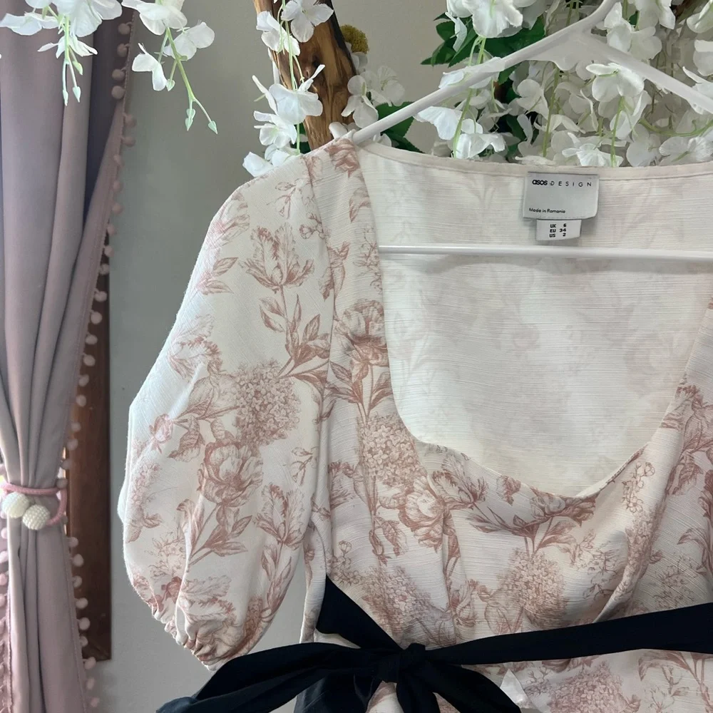 ASOS Design Cream Floral Blouse Crop Top with Black Bow 🎀 🖤 - Picture 6 of 10